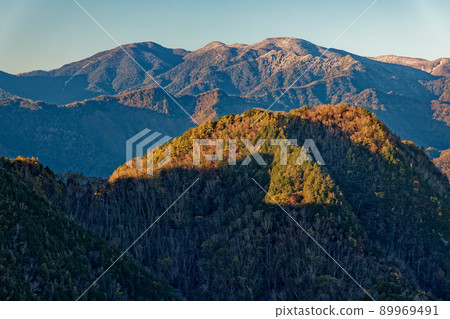 Kobushidake of hoarfrost seen from Ryokamiyama and Hatchoone in the early morning Kobushidake of hoarfrost seen from Ryokamiyama and Hatchoone in the early morning 89969491
