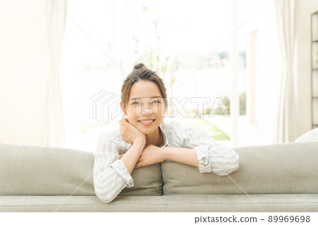 放鬆在沙發的婦女 89969698