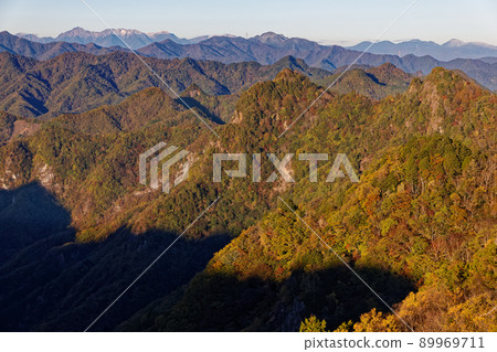 從涼神山和八丁山看秋色的赤岩山脊和八嶽山脈 從涼神山和八丁山看秋色的赤岩山脊和八嶽山脈 89969711