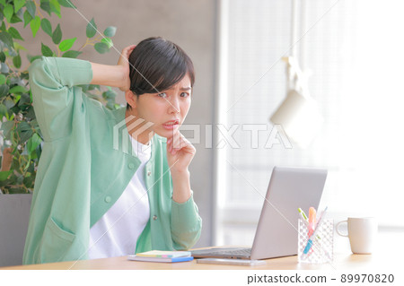 女人抱著頭抬起臉 1 89970820