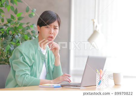 一個帶著憤怒表情抬起臉的女人1 89970822