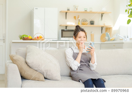 一個在沙發上放鬆的女人，一個家庭主婦，媽媽 89970968
