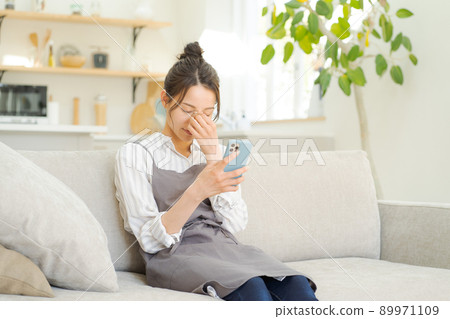 一個在沙發上放鬆的女人，一個家庭主婦，媽媽 89971109