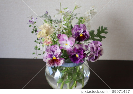 裝飾入口處花園裡的花 裝飾入口處花園裡的花 89971437
