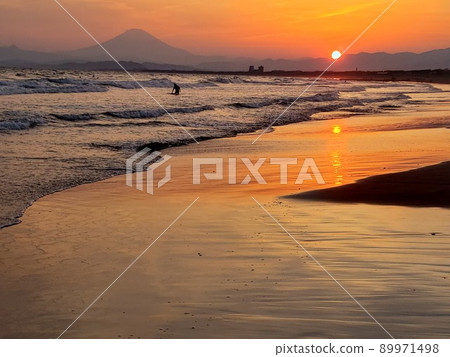 從神奈川縣藤澤市鵠沼海岸看到的富士山、落日和初夏的衝浪者[5月] 89971498