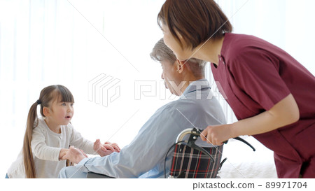 孫女和爺爺 89971704