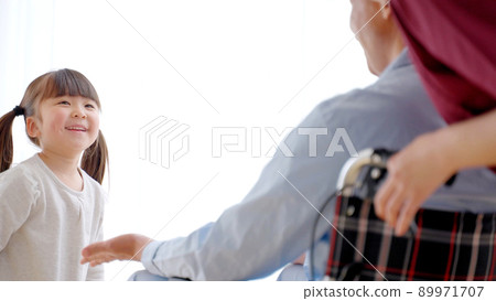 孫女和爺爺 89971707