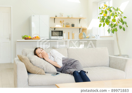 一個在沙發上放鬆的女人，一個家庭主婦，媽媽 89971883