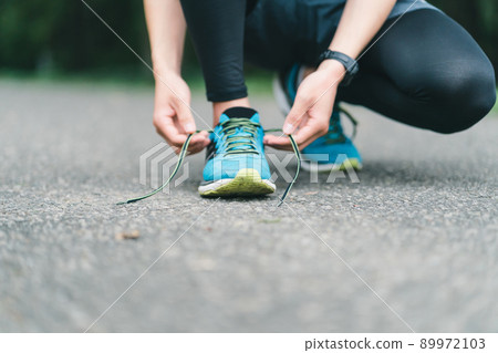 Runners who untie their shoelaces 89972103