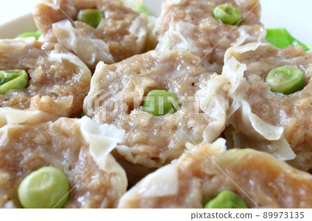 Shumai shumai with green peas Shumai shumai with green peas 89973135