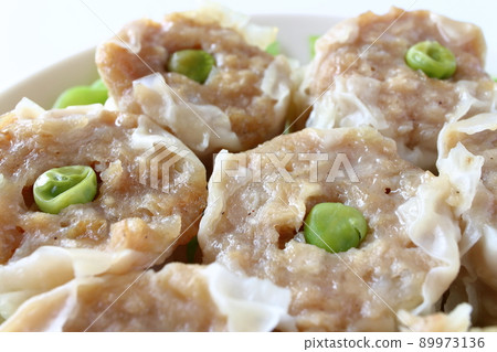 Shumai shumai with green peas 89973136