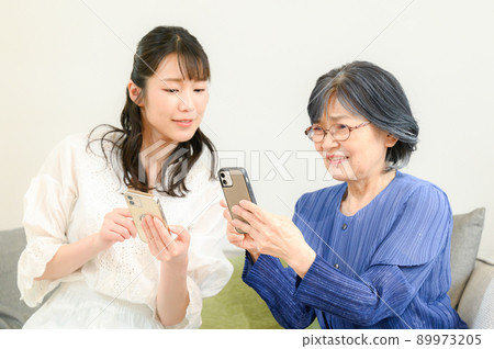 The image of teaching smartphones to the elderly is hard to remember The image of teaching smartphones to the elderly is hard to remember 89973205
