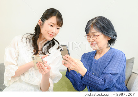 教老人智能手機的形象 89973207