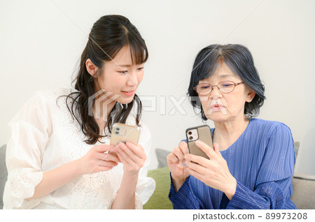 Image of teaching smartphones to the elderly 89973208