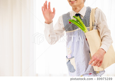 一個帶著購物黑打招呼的男人 89973289