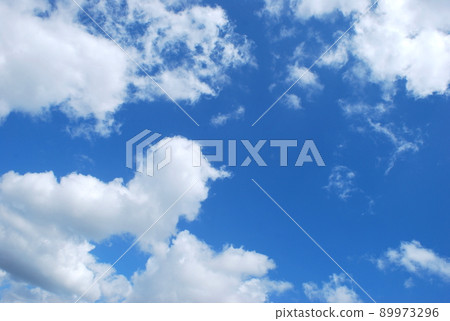 Background material: Blue sky and white clouds in early summer Background material: Blue sky and white clouds in early summer 89973296