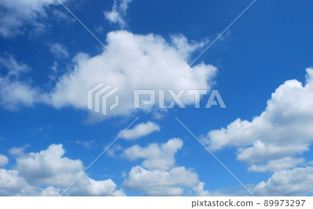 Background material: White cotton clouds and early summer blue sky Background material: White cotton clouds and early summer blue sky 89973297