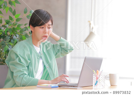 發現錯誤並抱頭的女人1 89973832