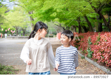 Asian child walking in the fresh green 89973927