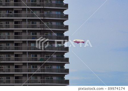 Airships and high-rise apartments 89974174