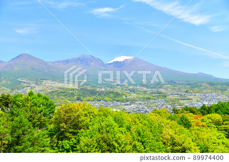 Overlooking Mt. Asama and Mt. Kurofu (Komoro City, Nagano Prefecture) [2022.5] 89974400