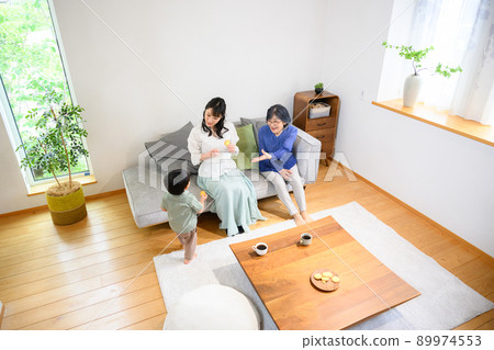 祖母和孫子們玩耍的客廳鳥瞰圖 89974553
