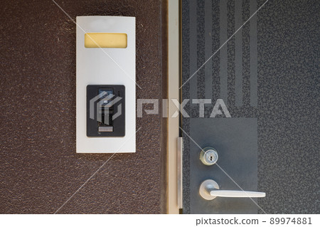 Intercom with monitor at the entrance 89974881