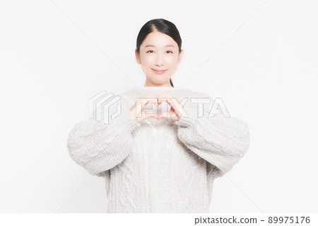 A housewife who makes a heart shape by hand and shows it A housewife who makes a heart shape by hand and shows it 89975176