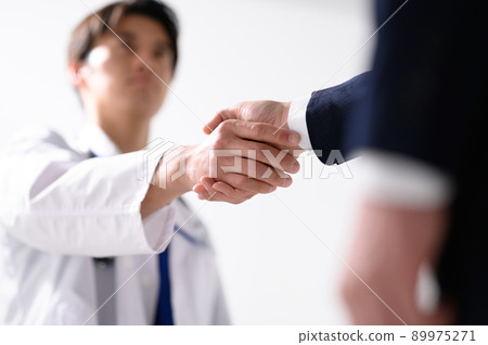 一位商人與醫療保健專業人員握手 89975271