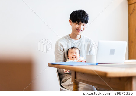 爸爸在家工作，一邊照顧寶寶 89975330