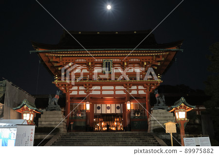 Fushimi Inari Taisha Shrine illuminated by the moonlit night Fushimi Inari Taisha Shrine illuminated by the moonlit night 89975882