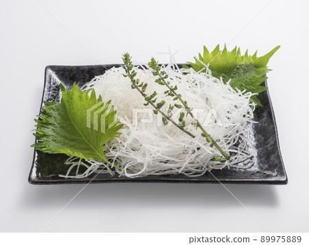 Shredded radish, large leaves and shiso 89975889