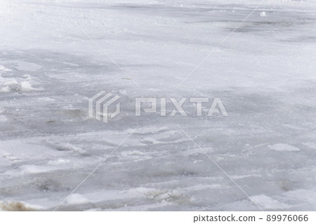 白雪皚皚的道路，濕滑的冰穀倉 89976066