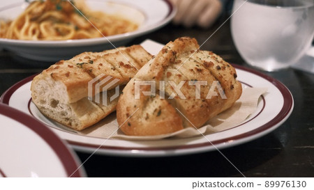 Garlic toast close-up 89976130