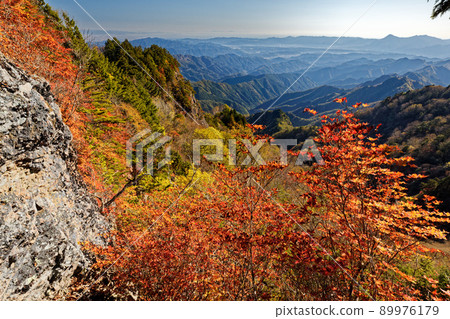 Mountain range of autumn leaves seen from Okuchichibu and Mt. Ryokami 89976179