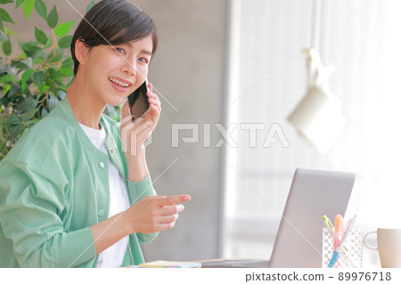 打電話時抬起臉的女人 1 89976718