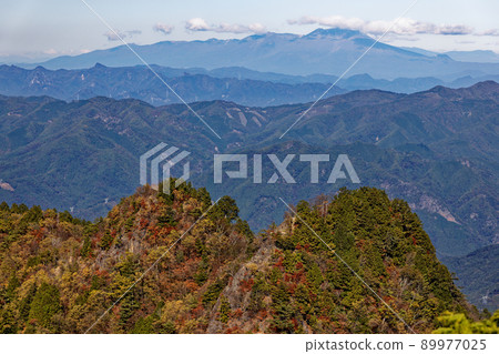 從山脊線看秋色的赤岩山脊和淺間山 從山脊線看秋色的赤岩山脊和淺間山 89977025