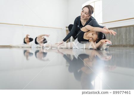 芭蕾課堂老師和孩子們 芭蕾課堂老師和孩子們 89977461