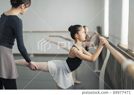 芭蕾課堂老師和孩子們 89977471