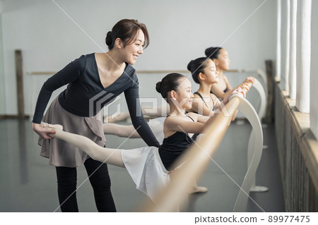 芭蕾課堂老師和孩子們 89977475