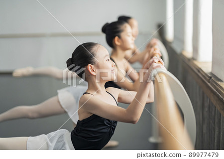 芭蕾舞教室的女孩 89977479