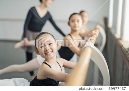 芭蕾課堂老師和孩子們 89977487