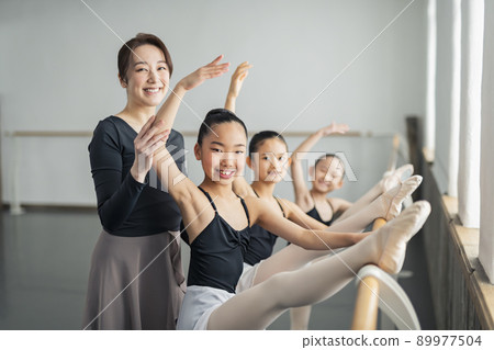 Ballet classroom teachers and students 89977504