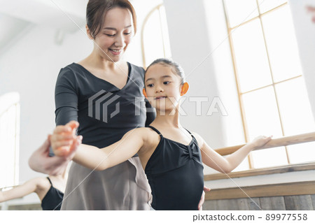 Ballet classroom teachers and students Ballet classroom teachers and students 89977558