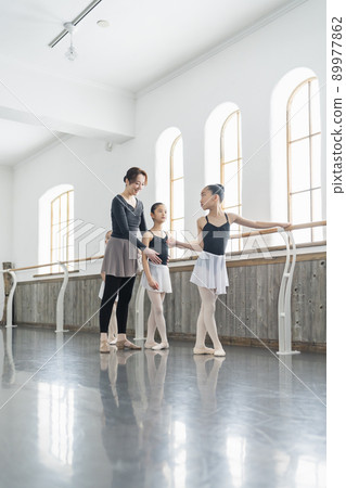 Ballet classroom teachers and students Ballet classroom teachers and students 89977862