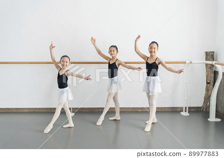 Ballet classroom girl 89977883