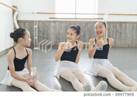 芭蕾教室女孩休息 芭蕾教室女孩休息 89977909