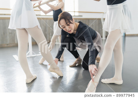 芭蕾課堂老師和學生 芭蕾課堂老師和學生 89977945