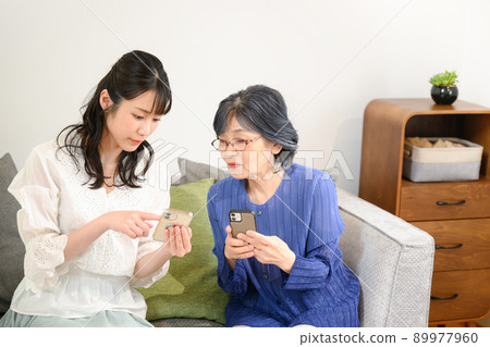 Grandma who teaches smartphone Grandma who teaches smartphone 89977960