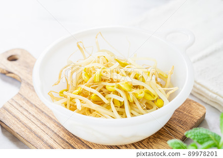 Heated bean sprouts 89978201